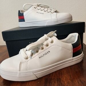 Tommy Hilfiger
Women's Laddin Lace Up Sneakers
Size 5 M